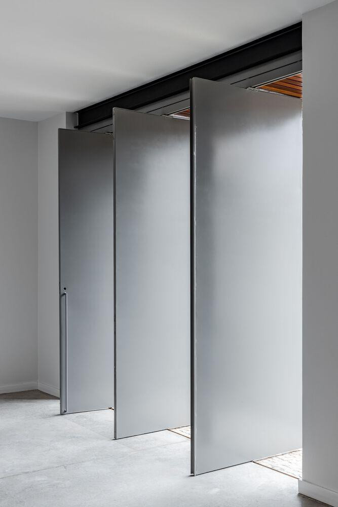 Từng đường nét trong ngôi nhà cực kỳ đơn giản nhưng vẫn toát lên sự sang trọng. Theo KTS, kiểu kiến trúc linh hoạt cho cả mục đích nhà ở và mục đích thương mại như thế này cực kỳ phù hợp cho những gia chủ có đất mặt phố tham khảo.