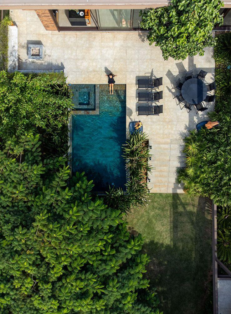 Khu giải trí và hồ bơi nằm trong lòng chữ L - nơi đón ánh sáng mặt trời suốt cả ngày - trở thành điểm nhấn của khu nhà. Khu giải trí và hồ bơi nằm trong lòng chữ L - nơi đón ánh sáng mặt trời suốt cả ngày - trở thành điểm nhấn của khu nhà.