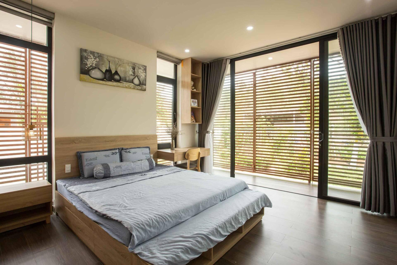 Phòng ngủ trẻ em tươi sáng và dễ thương. Phòng ngủ của người lớn nhấn mạnh sự ấm áp và mang chiều sâu.