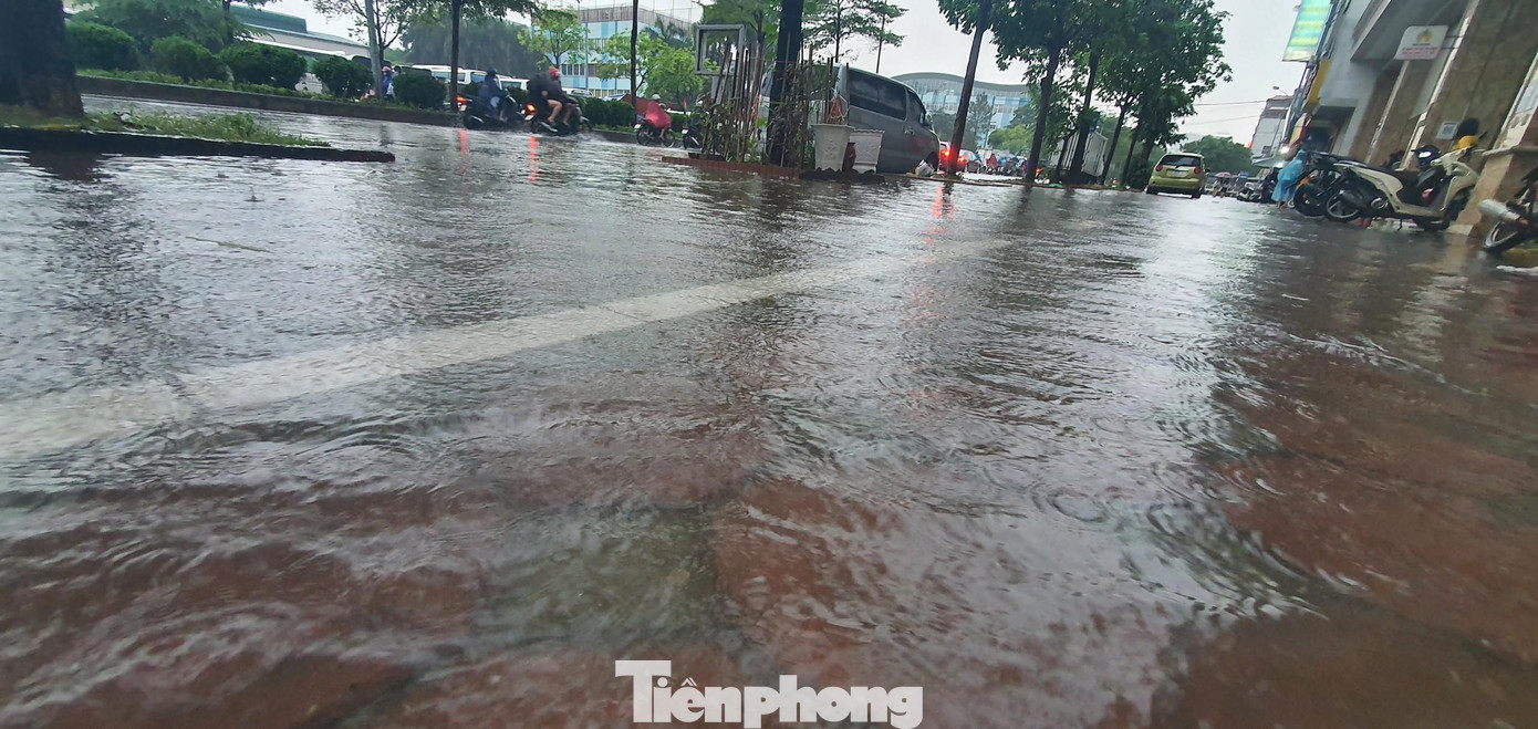 Đặc biệt, do mưa lớn kèm dông xảy ra quá nhanh nên ngoài các tuyến đường bị biến thành "sông" cũng có không ít tòa nhà cao tầng bị ngập hầm để xe.