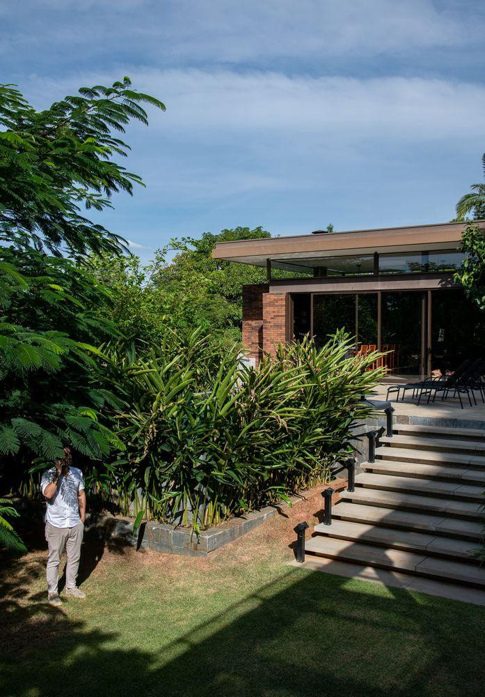 Ngôi nhà được bao quanh và đan xen bởi nhiều loại cây xanh, giúp tạo ra bầu không khí trong lành, mát mẻ vào mùa hè và ngăn gió lạnh vào mùa đông. Ngôi nhà được bao quanh và đan xen bởi nhiều loại cây xanh, giúp tạo ra bầu không khí trong lành, mát mẻ vào mùa hè và ngăn gió lạnh vào mùa đông.