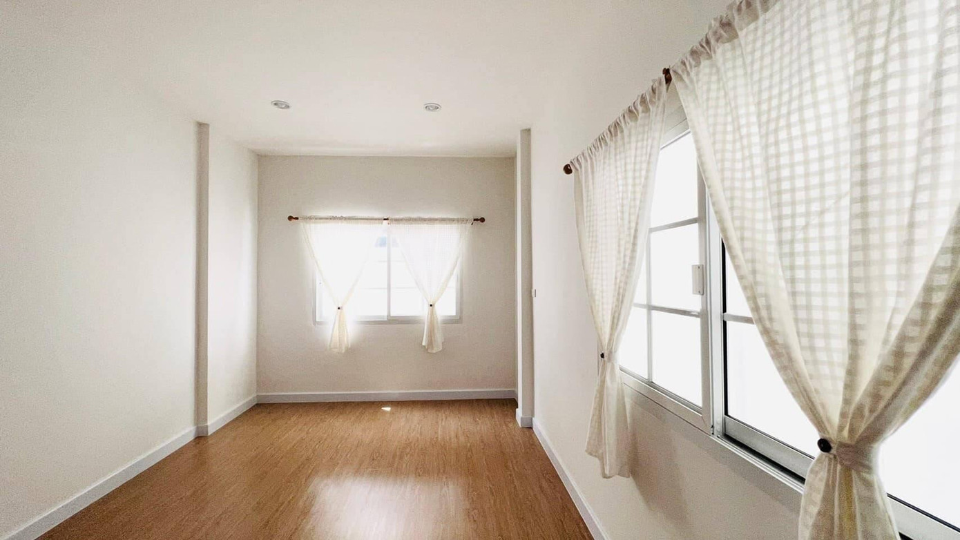 Không gian phòng ngủ trước và sau khi cải tạo.