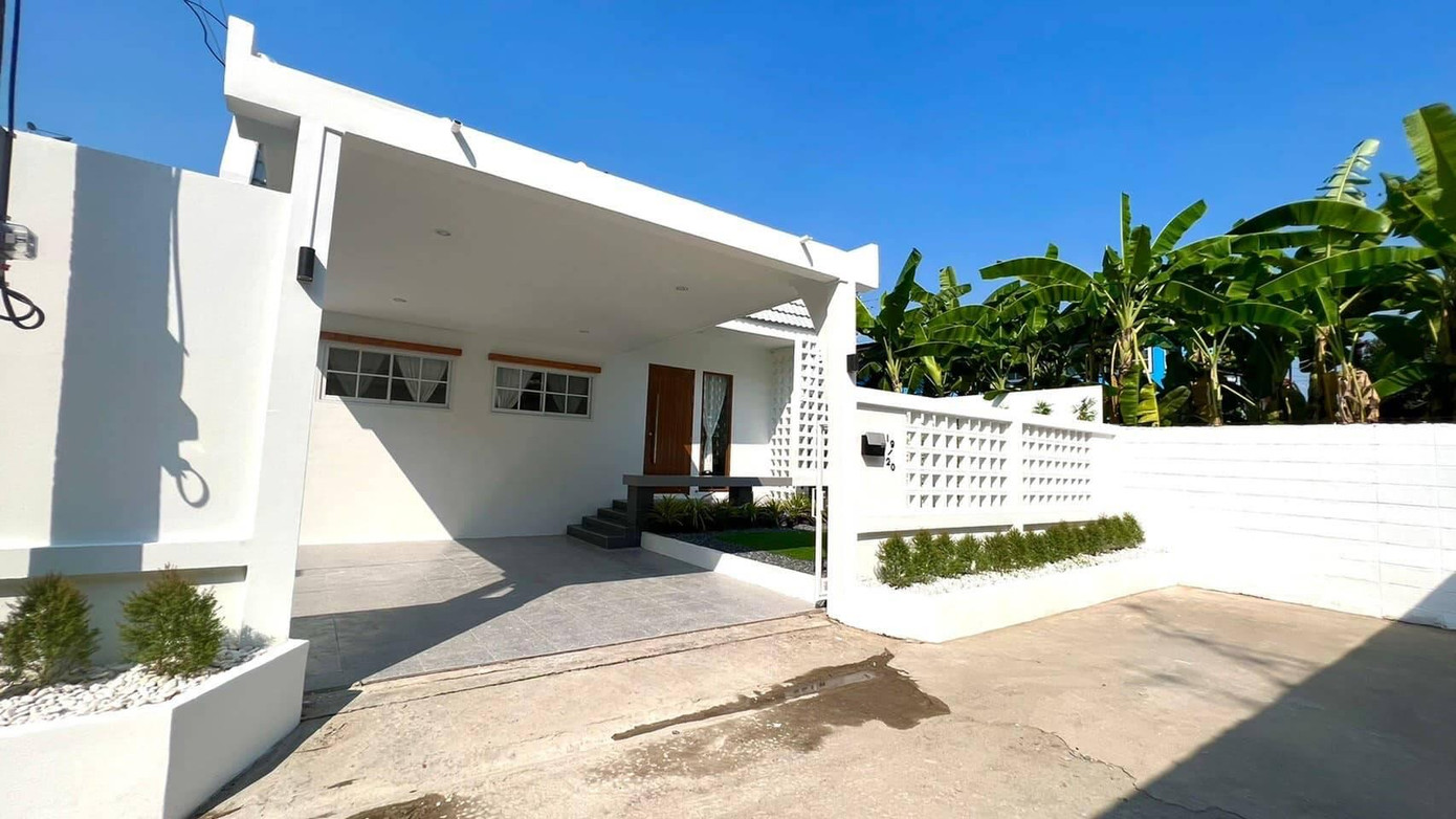 Do đó gia chủ quyết định cải tạo lại ngôi nhà bằng cách xây mới phần phía trước nhà và sơn mới lại nhà, trong khi khung cấu trúc của nhà cũ vẫn giữ nguyên.