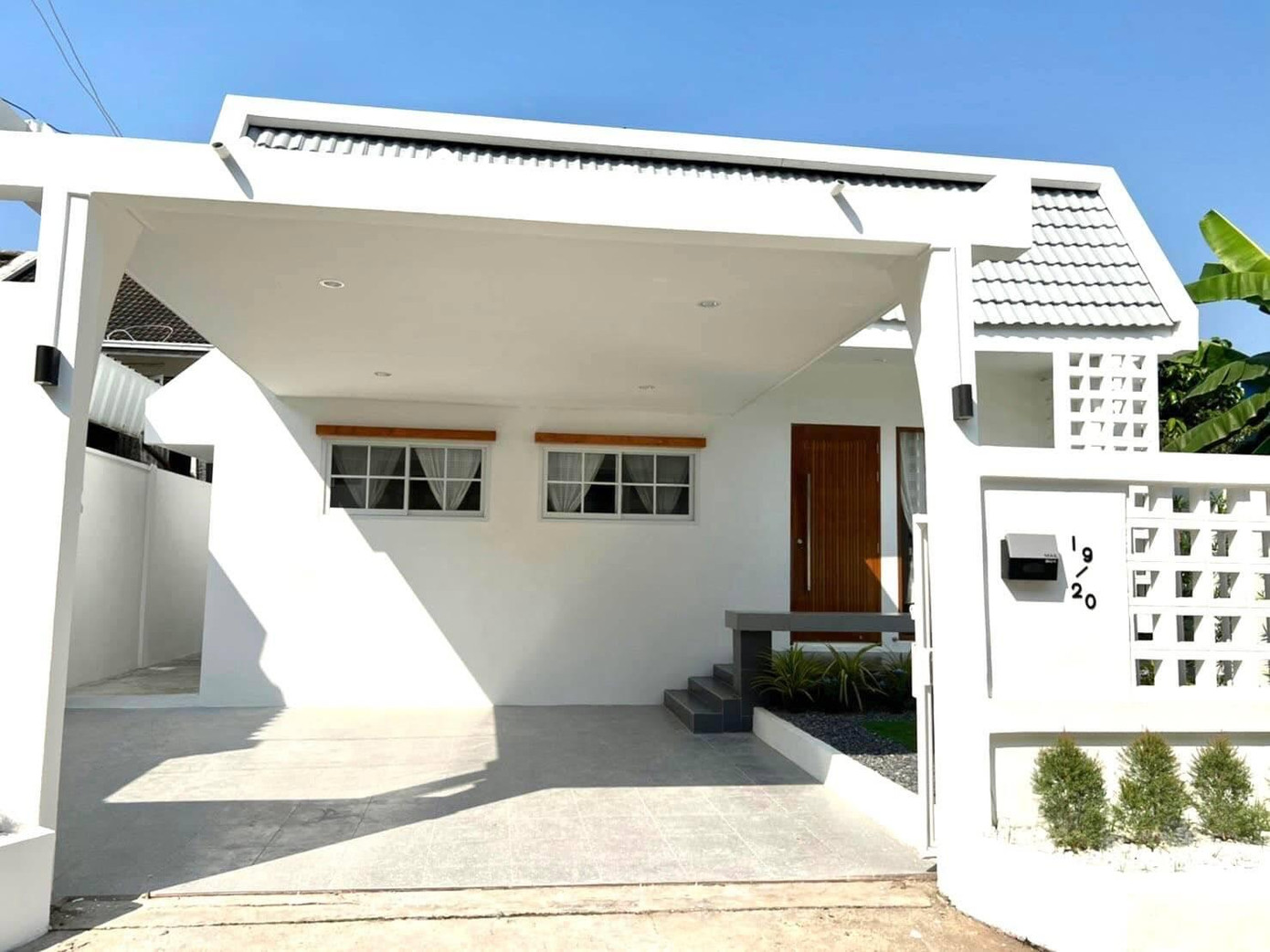 Các khu vực chức năng được bố trí liền mạch, dạng mở tạo cảm giác thoáng đãng và rộng rãi cho ngôi nhà.