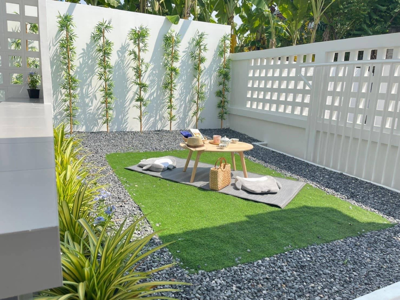 Gia chủ xây thêm bồn cây nhỏ ở chân tường của ngôi nhà để tăng không gian xanh và tạo điểm nhấn cho ngôi nhà.