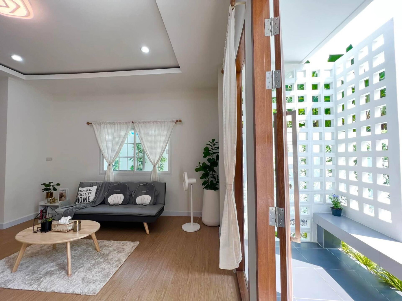 Mặc dù không gian nhà tối giản nhưng vẫn mang nét hiện đại, đáp ứng đầy đủ nhu cầu của chủ nhà.