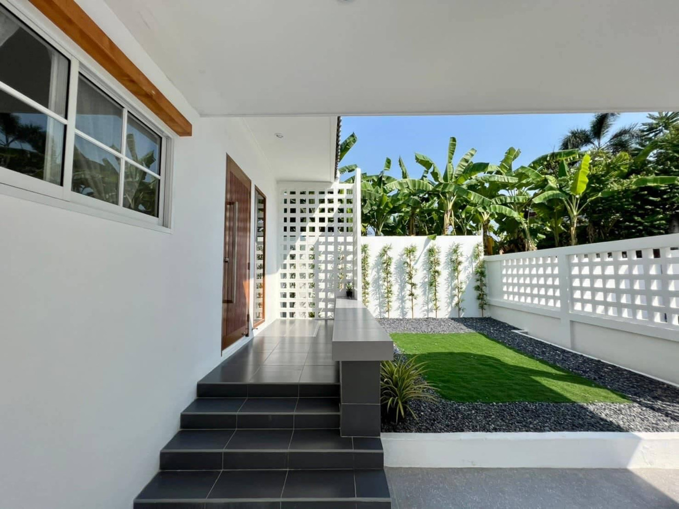 Vách ngăn thoáng giúp tăng sự riêng tư nhưng vẫn đảm bảo lưu thông khí.