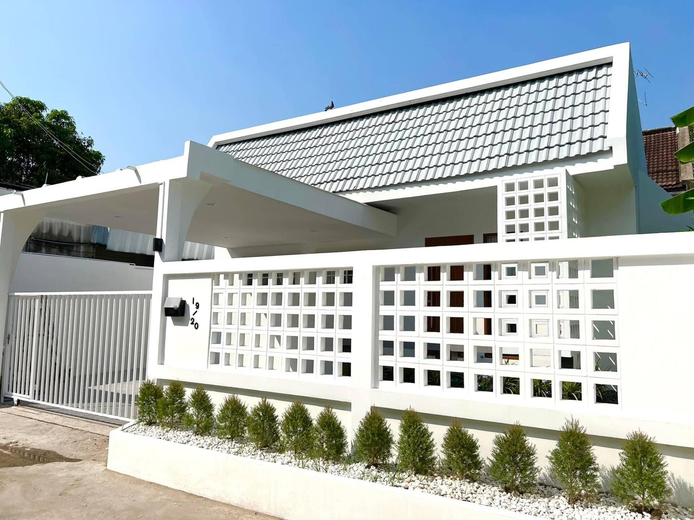 Sau khi cải tạo, mặt tiền cũ kỹ trở nên hiện đại và thoáng hơn.