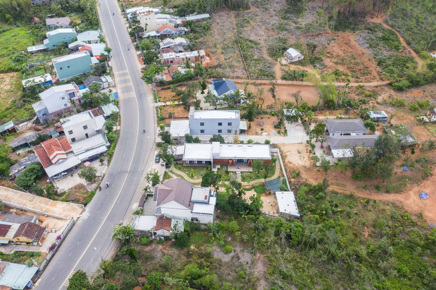 Ngôi nhà 1 tầng 5 phòng ngủ này có tên là Honey's House ở Quảng Nam, là tổ ấm của 7 thành viên trong gia đình có cả người già, người trung niên và trẻ em, nhưng ngôi nhà cũ gặp nhiều vấn đề như bị ngập lụt khi có mưa to, bụi bặm và có quá nhiều tiếng ồn của các phương tiện giao thông ngoài đường, nên chủ nhà đã nhờ kiến trúc sư (KTS) giải quyết những vấn đề này.