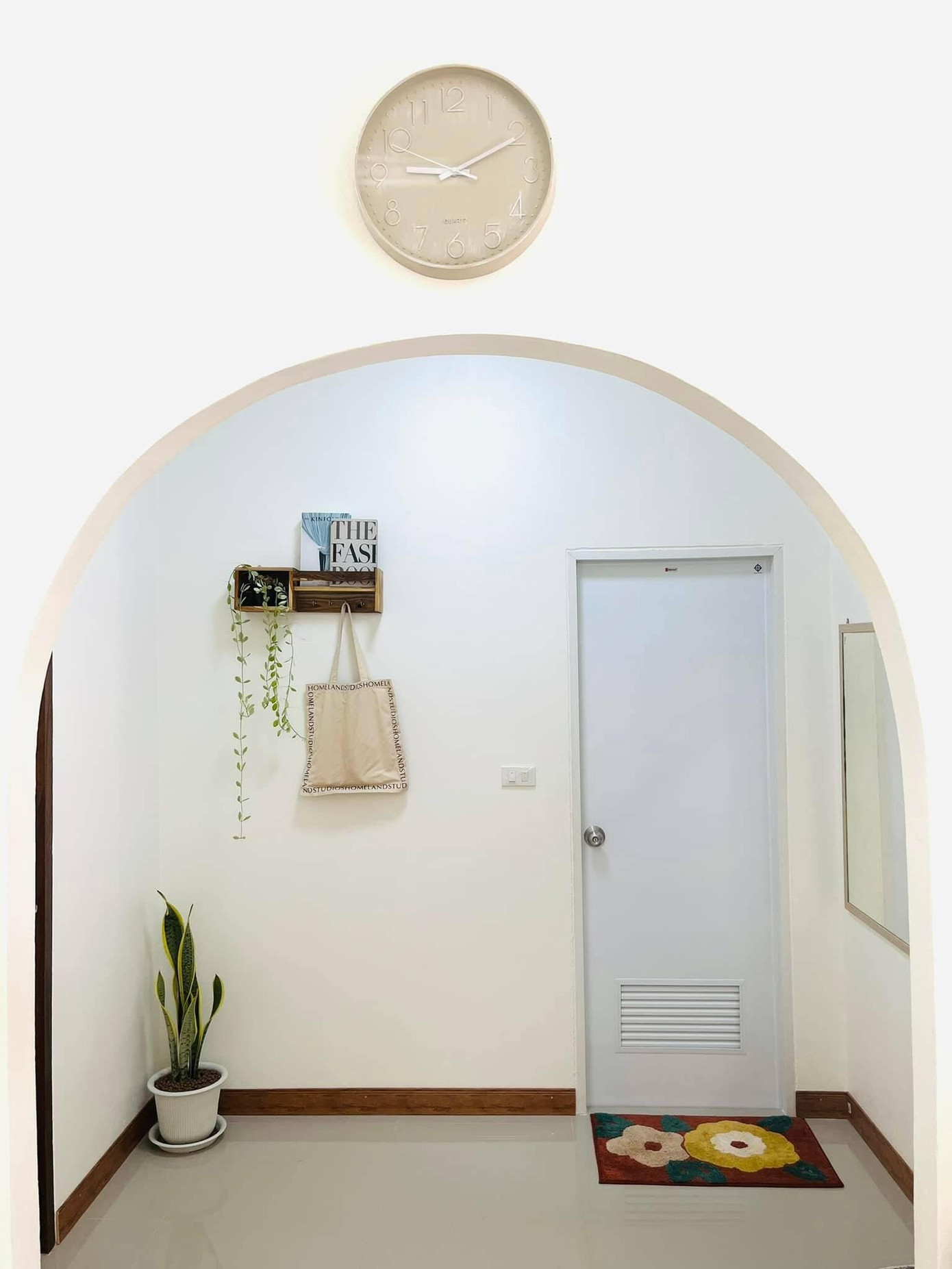 Phía bên trong ngôi nhà, KTS sử dụng phong cách tối giản với tông màu kem -nâu làm chủ đạo. Các đường nét thiết kế trong nhà đều hướng tới sự gọn gàng, tối giản. Do gia đình có trẻ nhỏ, nên KTS thiết kế góc của các ô cửa và các đồ nội thất như kệ, tủ,…bo tròn để đảm bảo an toàn. Việc này cũng giúp không gian có sự mềm mại, ấn tượng.