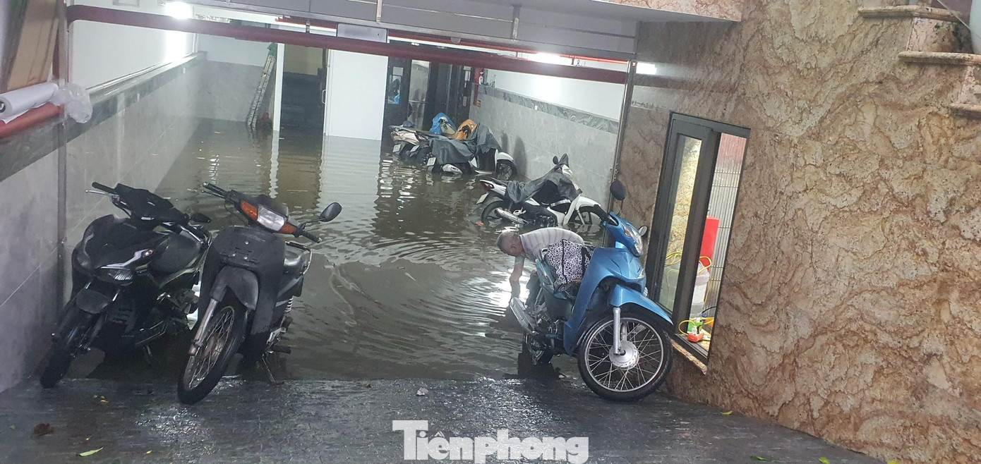 Đáng chú ý, hầm để xe của một số chung cư mini và tòa nhà văn phòng trên đường Trần Vỹ (Mai Dịch, Cầu Giấy, Hà Nội) bị nước dâng ngập nhiều giờ. Ông K (63 tuổi) cho biết: "Mưa lớn và liên tục nhiều giờ khiến nước từ đường tràn xuống khiến hầm để xe của chung cư tôi ngập nặng, nhiều chị em còn hùa nhau lấy rổ, rá ra hớt cá, nhưng thực ra chỉ có rác chứ cá ở đâu mà hớt".