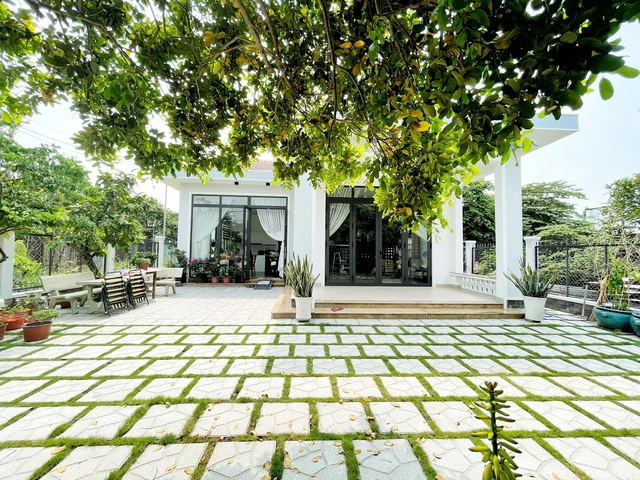 Chị Oanh dành 90m2 cho sân vườn, với mong muốn để khu vực này làm không gian cho người thân vui chơi, vừa là chỗ để trồng hoa cỏ, cây cối, giúp các thành viên trong nhà thư giãn tâm hồn.