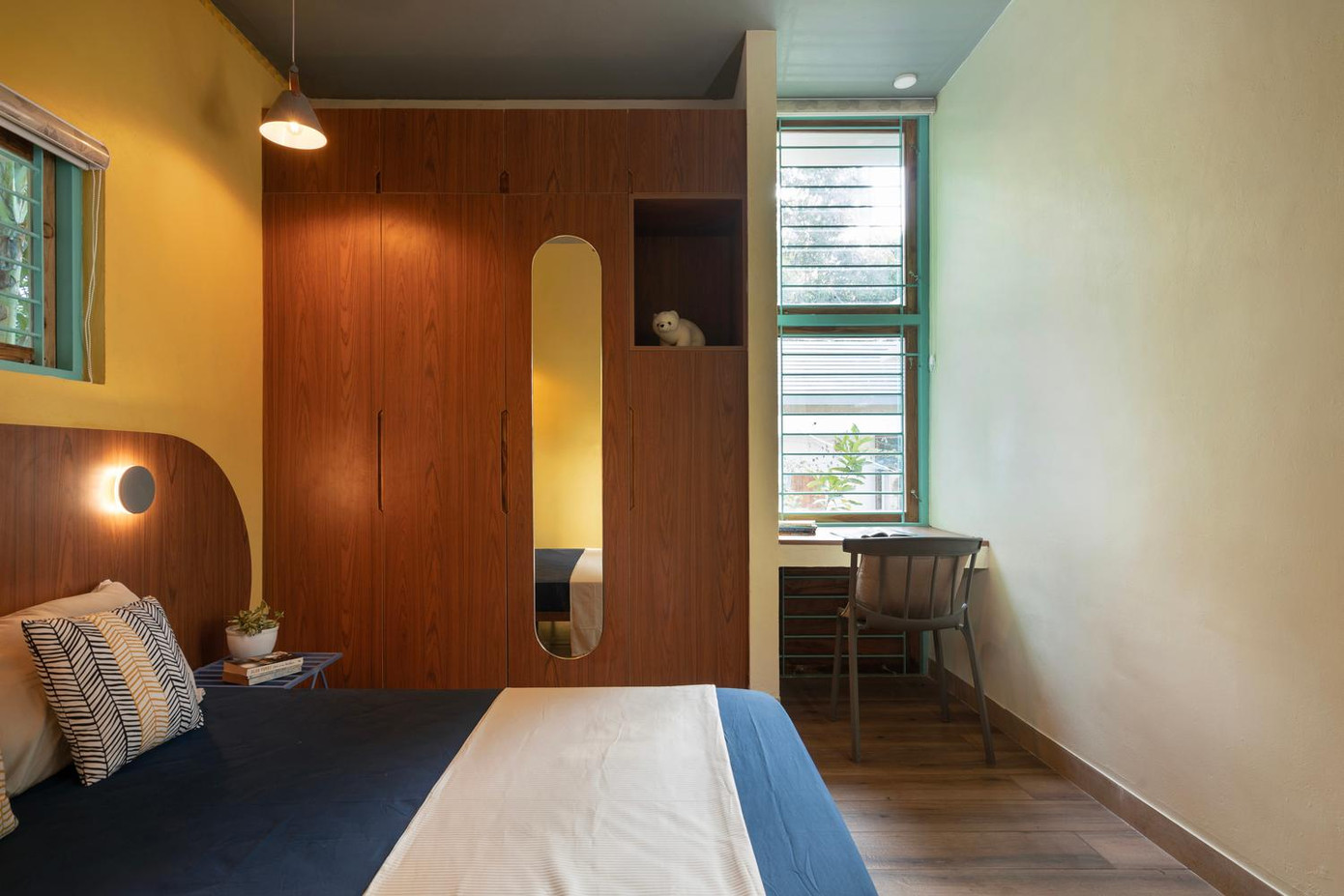 Các cửa sổ lớn chủ yếu hướng về phía Bắc để thu được nhiều ánh sáng tự nhiên. Phía Nam của ngôi nhà có ít cửa sổ và các cửa sổ đều để ở ngưỡng cao để chống lại sự tăng nhiệt của mặt trời.