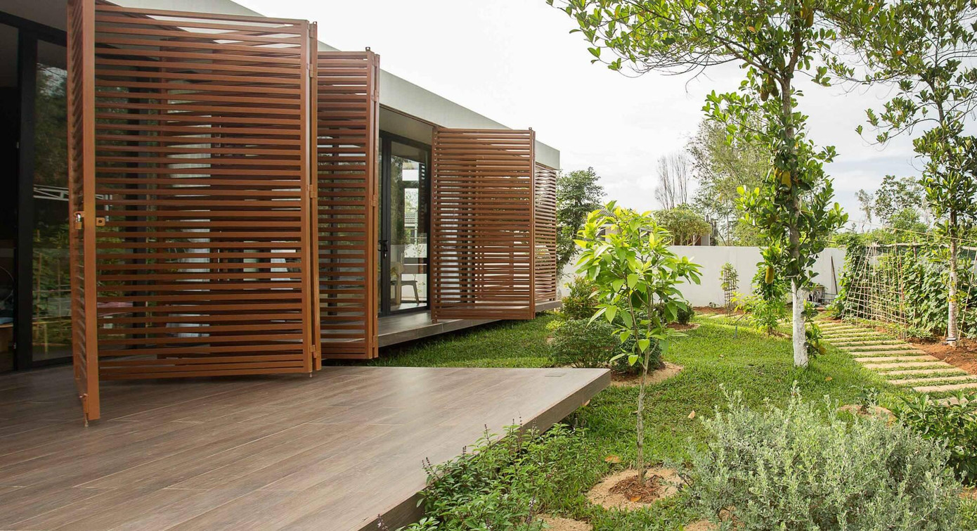 Mỗi phòng đều có ban công, người ở có thể bước ra ngoài để ngắm nhìn khu vườn xanh mát.