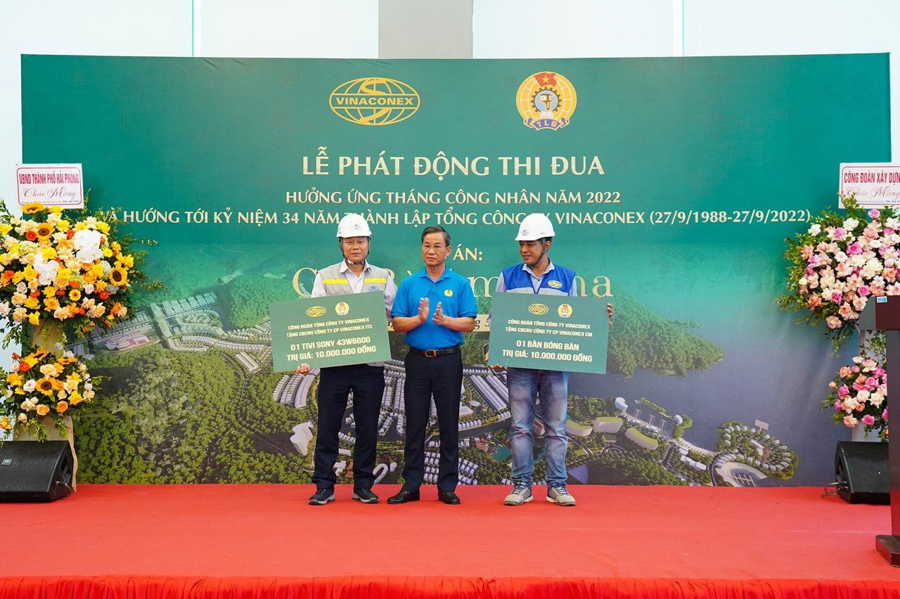 TCT Vinaconex cũng có những phần quà ý nghĩa gửi đến CBCNV dự án Cát Bà - Amatina