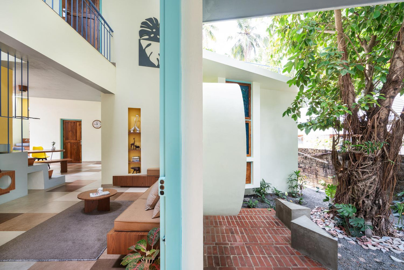 Do ngôi nhà nằm trong khu vực trũng nước, nên KTS thiết kế sàn nhà và bậc thềm cách mặt đất khá cao để tránh việc nước tràn vào nhà khi có mưa lớn.