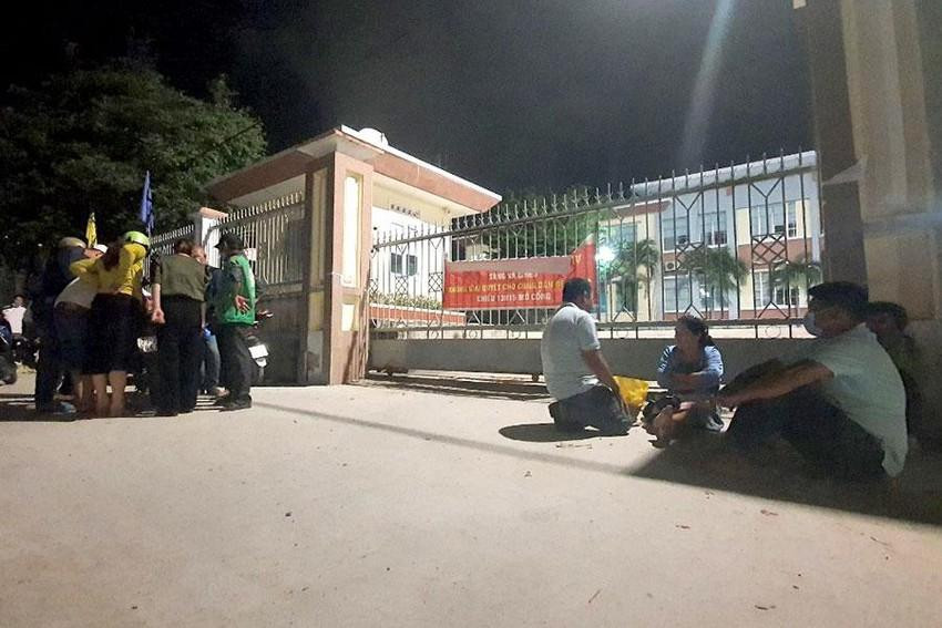 Người dân chờ đợi trước bộ phận một cửa huyện Cam Lâm để lấy số làm hồ sơ đất đai trong tối 24/4. (Ảnh: Huỳnh Hải)