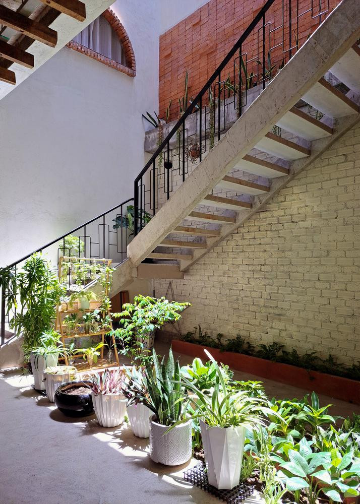 Không gian ngôi nhà được thiết kế dựa trên sở thích và thói quen hàng ngày của bố mẹ như chăm sóc cây cảnh, nuôi cá cảnh.