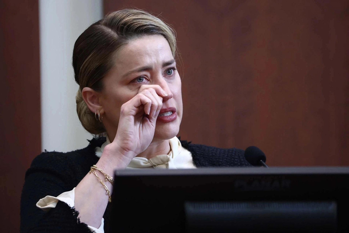 Amber Heard khóc trước tòa. Ảnh: Reuters. Amber Heard khóc trước tòa. Ảnh: Reuters.