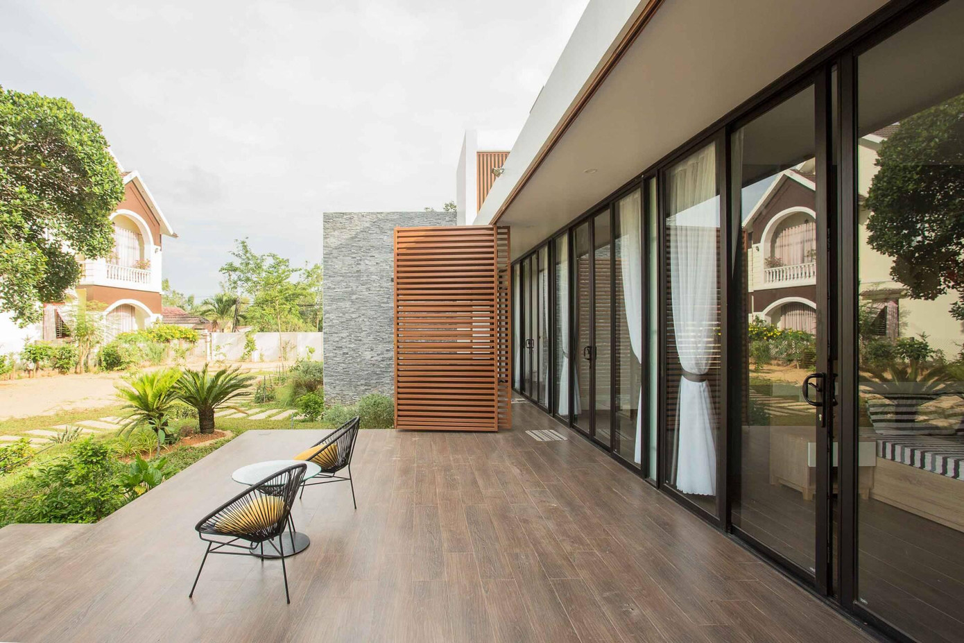 Đồng thời, KTS còn thiết kế một bức tường bằng những cây lớn, trồng dọc theo hàng rào để thiên nhiên giúp gia chủ lọc bụi, ánh sáng và chắn tiếng ồn.