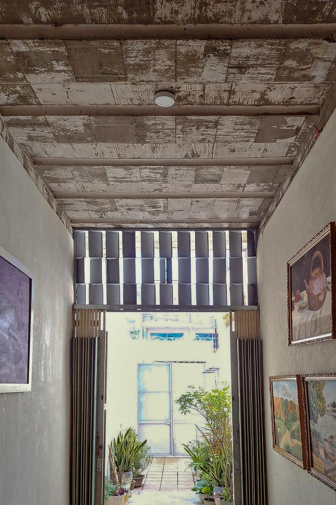 Những thanh xà bằng gỗ tiếp tục được dùng làm trần và nội thất gỗ trang trí, những khung cửa sổ cũ vẫn tiếp tục được sử dụng để làm nội thất cho một số nơi trong nhà.