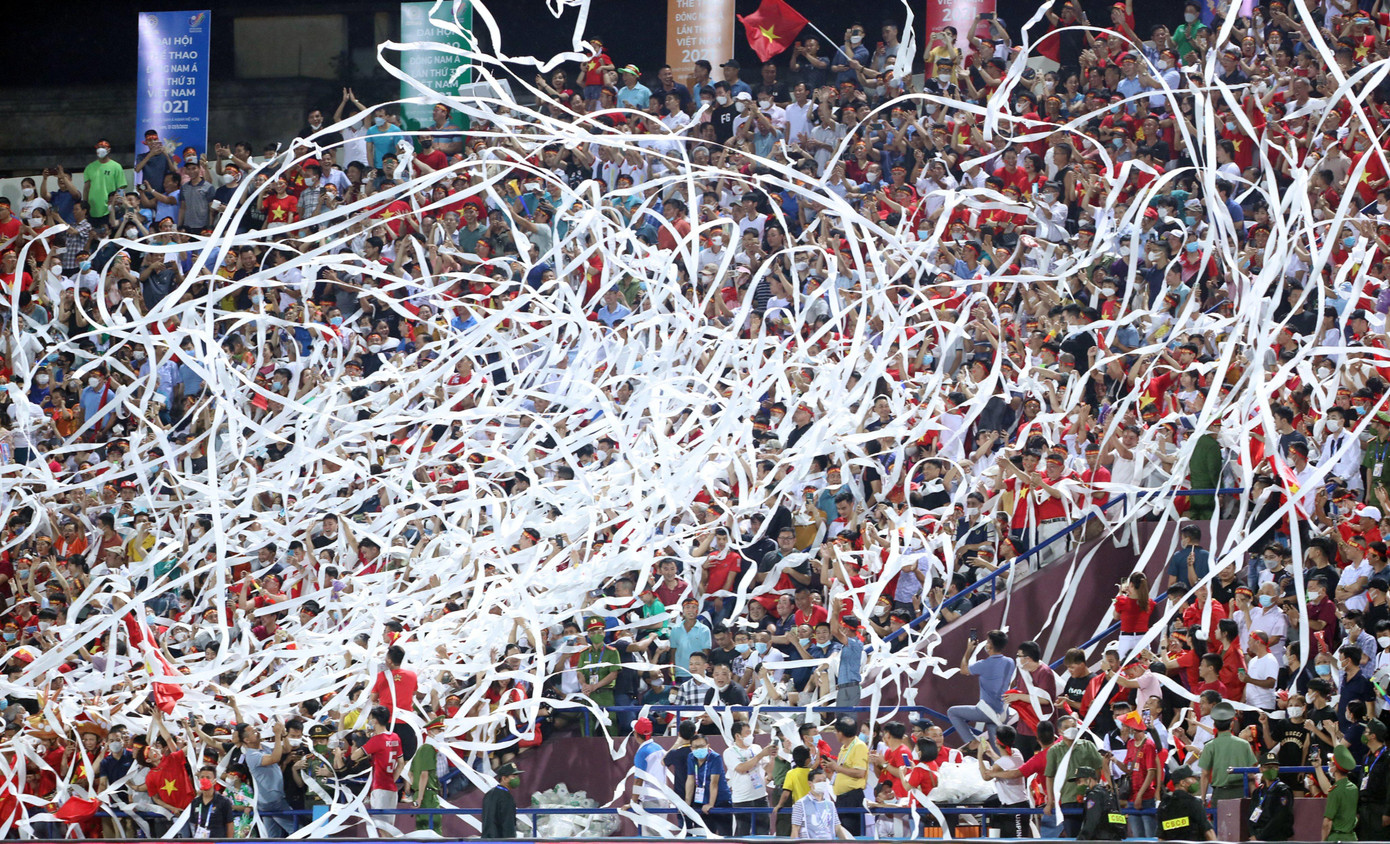 Trước đó, vào thời điểm trước trận U23 Việt Nam gặp U23 Philipines, một hội CĐV đã phát hàng nghìn cuộn giấy cho các CĐV khác để thực hiện khoảnh khắc "ném giấy vệ sinh xuống khán đài". Việc này từng làm trước đó ở một số sân khác. Trước đó, vào thời điểm trước trận U23 Việt Nam gặp U23 Philipines, một hội CĐV đã phát hàng nghìn cuộn giấy cho các CĐV khác để thực hiện khoảnh khắc "ném giấy vệ sinh xuống khán đài". Việc này từng làm trước đó ở một số sân khác.