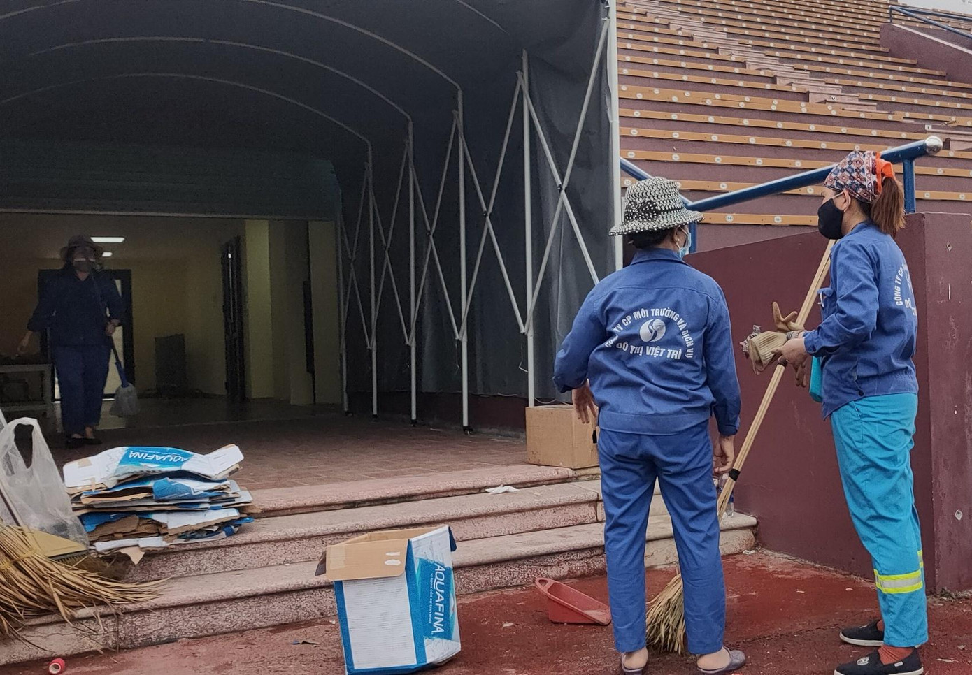 Nhóm công nhân gom rác, chai nhựa và phân loại chúng ra riêng để xử lý. Một nhân viên (hơn 50 tuổi) cho biết: "CĐV vô ý quá mới ném giấy vệ sinh xuống sân như thế này, dọn đến Tết cũng không xong. Giấy bám vào gạch, vào khán đài rất khó cạy ra". Nhóm công nhân gom rác, chai nhựa và phân loại chúng ra riêng để xử lý. Một nhân viên (hơn 50 tuổi) cho biết: "CĐV vô ý quá mới ném giấy vệ sinh xuống sân như thế này, dọn đến Tết cũng không xong. Giấy bám vào gạch, vào khán đài rất khó cạy ra".