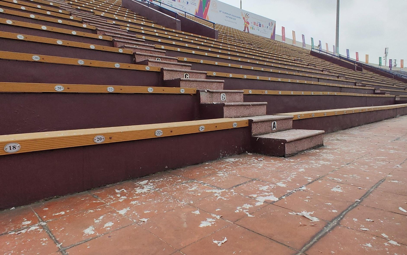 Những vết trắng loang lổ bám đầy ở khán đài B. Việc này để lại hình ảnh không đẹp còn sót lại sau trận đấu và những ngày thi đấu sắp tới. Có thể, ban tổ chức phải cho người làm sạch lại. Những vết trắng loang lổ bám đầy ở khán đài B. Việc này để lại hình ảnh không đẹp còn sót lại sau trận đấu và những ngày thi đấu sắp tới. Có thể, ban tổ chức phải cho người làm sạch lại.