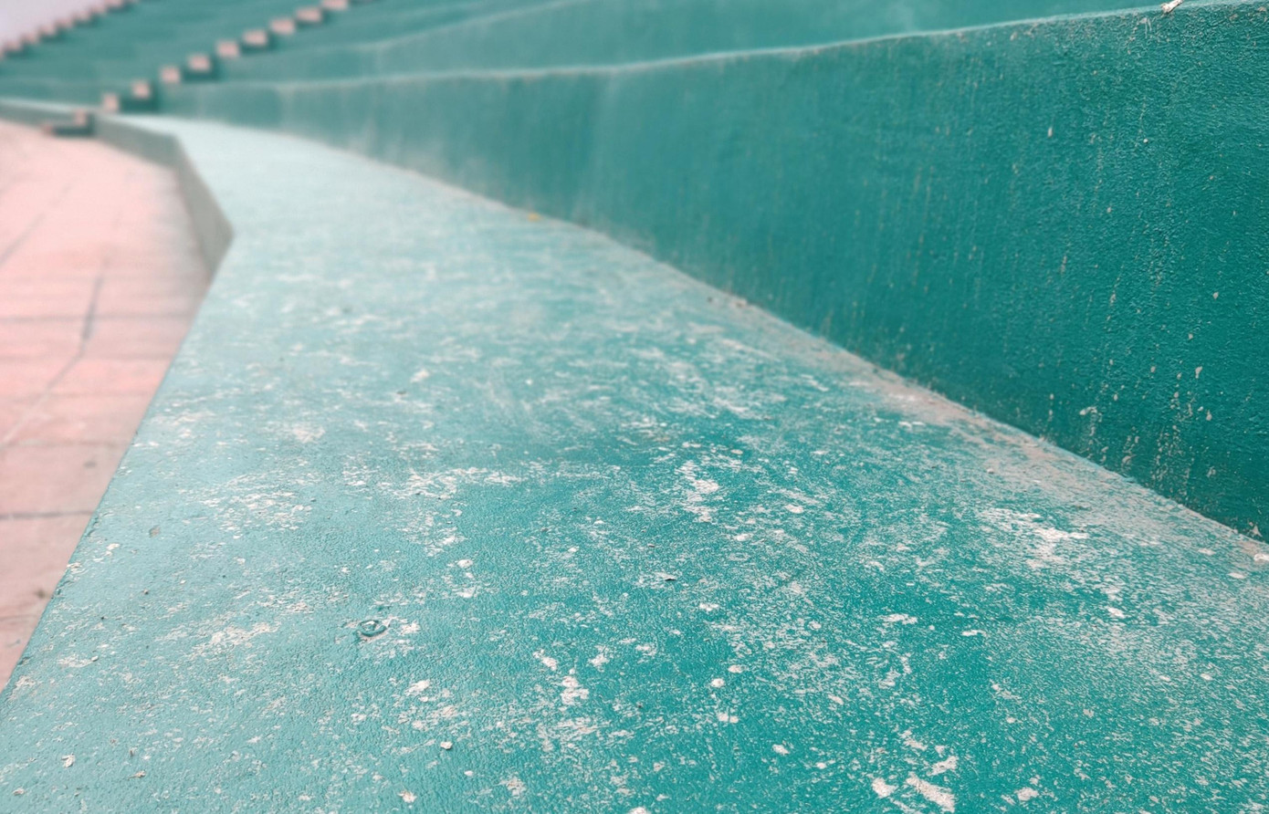 Hiện tại, những hàng ghế ngồi ở khán đài C và một phần khán đài B bị giấy vệ sinh bám vào trắng xóa. Công nhân vệ sinh cho biết họ không thể chà rửa những chỗ này và chắc chắn là không kịp làm sạch cho trận đấu ngày 10/5. Hiện tại, những hàng ghế ngồi ở khán đài C và một phần khán đài B bị giấy vệ sinh bám vào trắng xóa. Công nhân vệ sinh cho biết họ không thể chà rửa những chỗ này và chắc chắn là không kịp làm sạch cho trận đấu ngày 10/5.