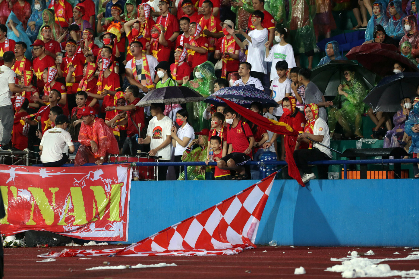 Chi phí mua giấy vệ sinh theo sự kêu gọi đóng góp trên mạng là khoảng 60 triệu đồng. Hội trưởng hội CĐV cũng thông báo là kế hoạch ném giấy vệ sinh này đã được ban tổ chức địa phương cho phép nên mới làm. Chi phí mua giấy vệ sinh theo sự kêu gọi đóng góp trên mạng là khoảng 60 triệu đồng. Hội trưởng hội CĐV cũng thông báo là kế hoạch ném giấy vệ sinh này đã được ban tổ chức địa phương cho phép nên mới làm.