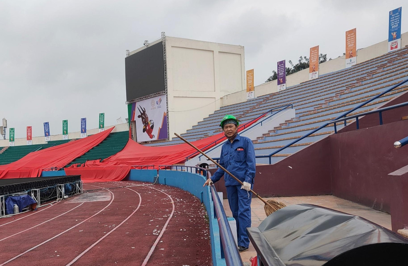 Nhân viên khác đề nghị các CĐV không cổ vũ bằng cách này nữa. Công việc dọn dẹp vất vả hơn bình thường. Trong trận đấu giữa U23 Việt Nam với Philippines, một nhóm CĐV đã phát cuộn giấy vệ sinh cho hàng nghìn khán giả ở khán đài C, D để quăng xuống sân. Nhân viên khác đề nghị các CĐV không cổ vũ bằng cách này nữa. Công việc dọn dẹp vất vả hơn bình thường. Trong trận đấu giữa U23 Việt Nam với Philippines, một nhóm CĐV đã phát cuộn giấy vệ sinh cho hàng nghìn khán giả ở khán đài C, D để quăng xuống sân.