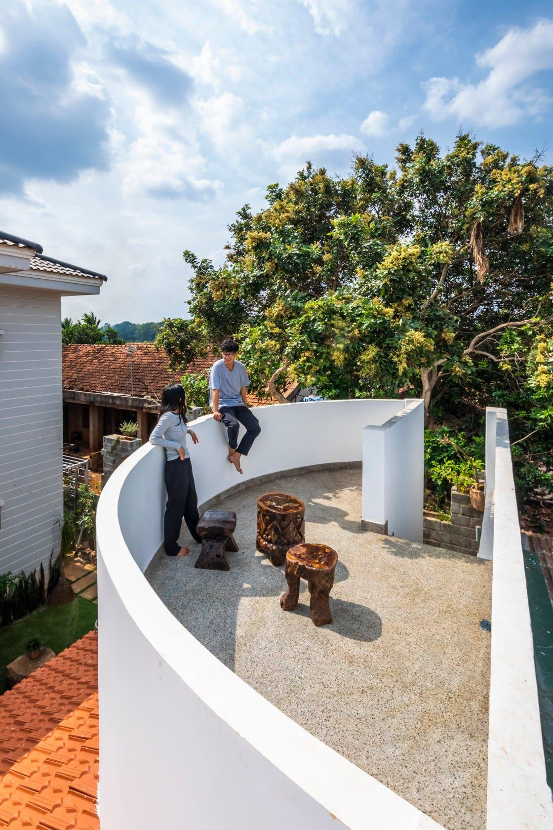 Điểm nhấn của Truc Lam Anh Retreat là 1 sân thượng cong hình con thuyền ở trên mái, và phần sàn dưới đưa ra ngoài, nhằm tận hưởng triệt để sự thoáng đãng của khu đất rộng xung quanh nhà.