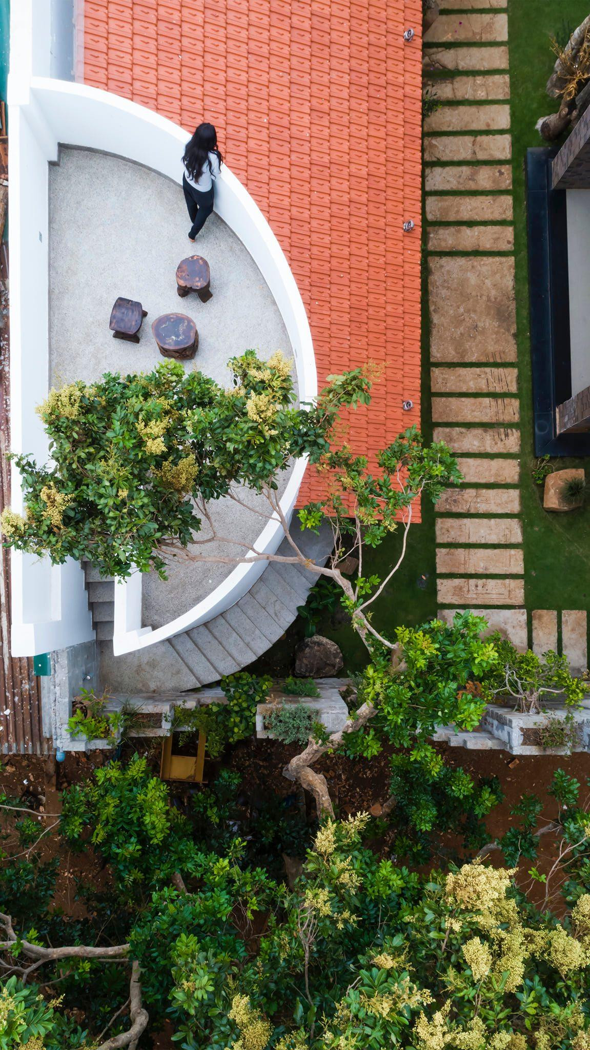 Công trình này mang tên Truc Lam Anh Retreat tọa lạc tại thành phố Buôn Ma Thuột (Đắk Lắk), là sản phẩm của sự kết hợp giữa hai hình thái kiến trúc là mái hiên truyền thống Việt và nhà sàn đặc trưng của kiến trúc bản địa Tây Nguyên.