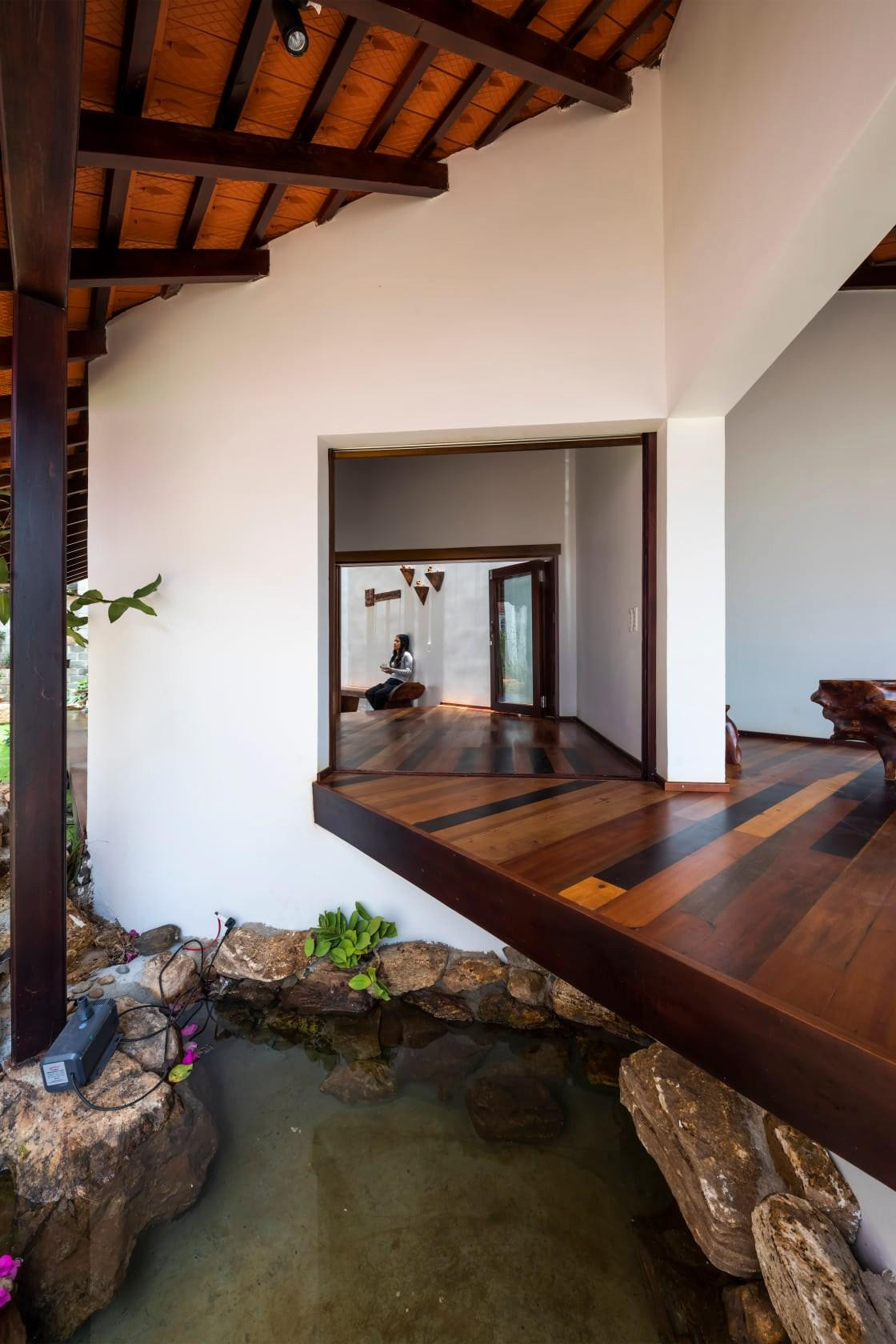 Để phân chia ước lệ giữa không gian trong và ngoài nhà, nhóm KTS sử dụng thủ pháp nâng sàn. Sàn còn tượng trưng cho hình ảnh những ngôi nhà sàn truyền thống của đồng bào Tây Nguyên.