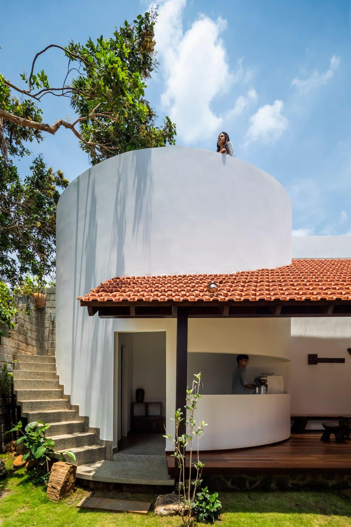 Hệ mái được phát triển dài theo khu đất, song song và mở về phía gian nhà chính của gia đình để tăng sự kết nối giữa 2 không gian.