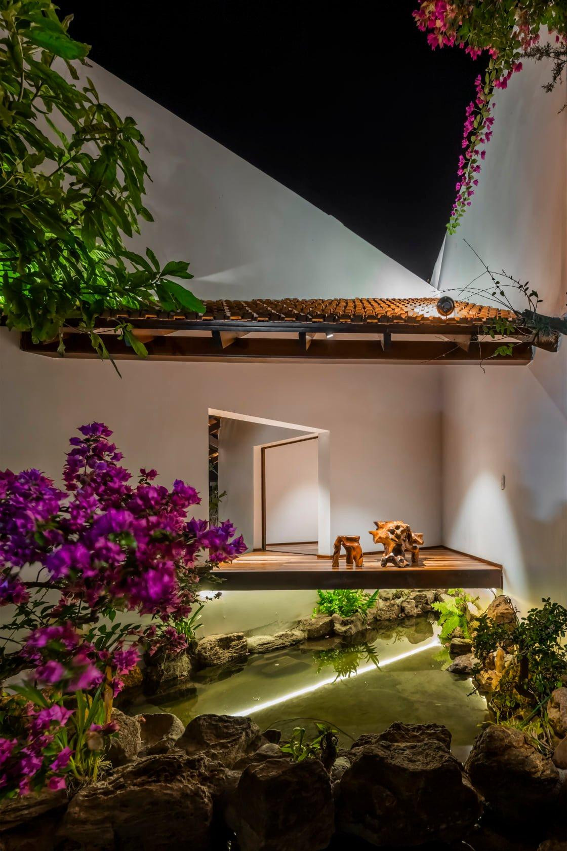 Nhóm KTS thiết kế công trình theo dạng không gian mở để thiên nhiên được đan xen vào bên trong nhà, nhằm mang lại cảm giác rộng rãi và thoáng mát hơn.