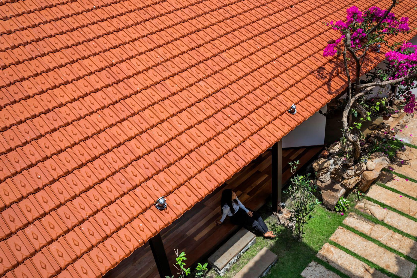 Mái của công trình là dạng hiên gạch ngói đỏ, gợi nhớ đến hình ảnh quen thuộc trong kiến trúc truyền thống của người Việt Nam.