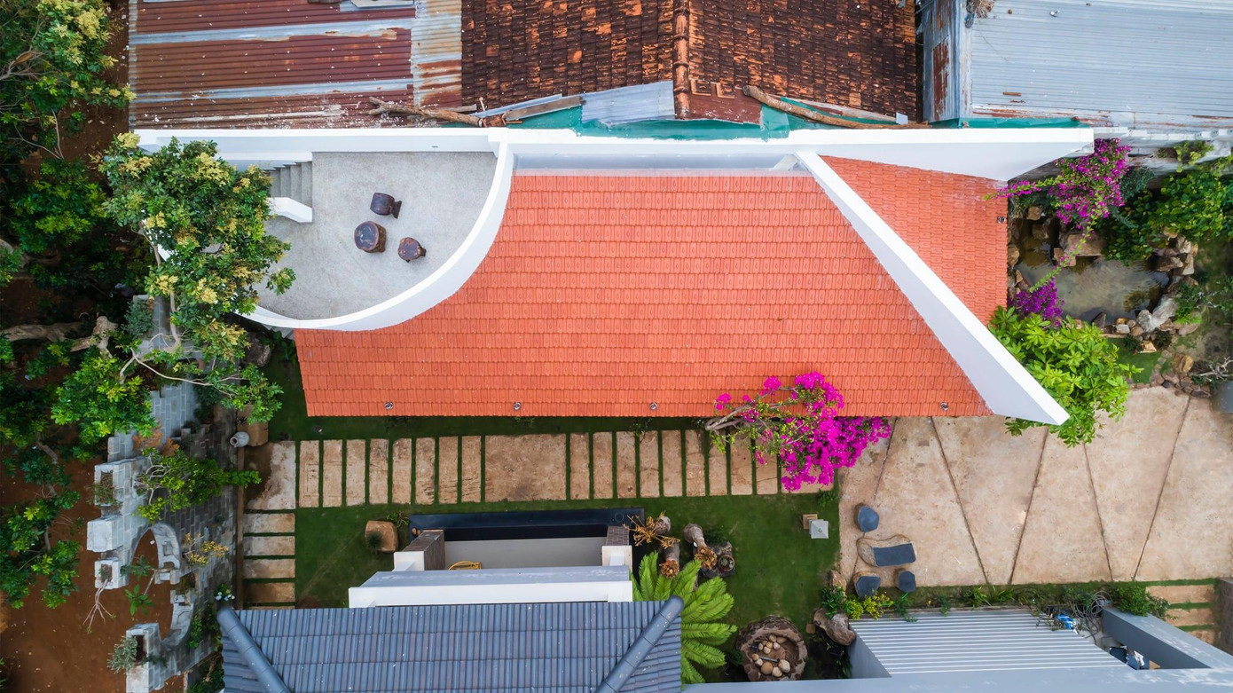 Truc Lam Anh Retreat nằm trong khuôn viên một công trình nhà ở rộng 400m2, đây không hẳn là nhà ở mà có bản chất là nhà “thảo bạt” - không gian chuyển tiếp, dùng để tổ chức ăn uống, tiệc tùng, giỗ chạp, tiếp khách hay là chốn nghỉ ngơi, thư giãn song hành cùng gian nhà chính.