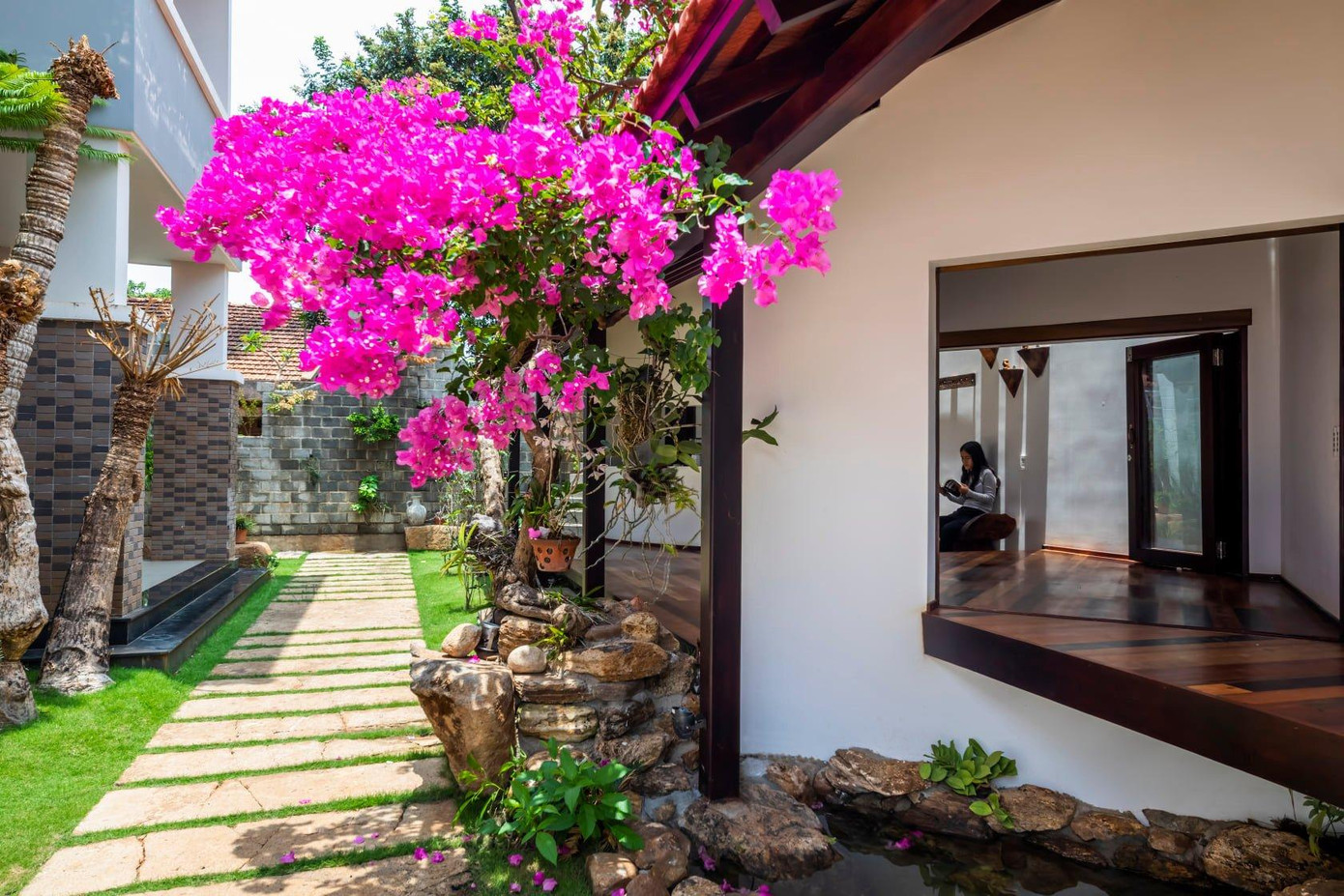 Vật liệu chủ yếu để xây dựng Truc Lam Anh Retreat có nguồn gốc địa phương gồm đá mài, đá tự nhiên, gỗ (từ công trình cũ),… với thiết kế nội thất mang đậm màu sắc của núi rừng Tây Nguyên.