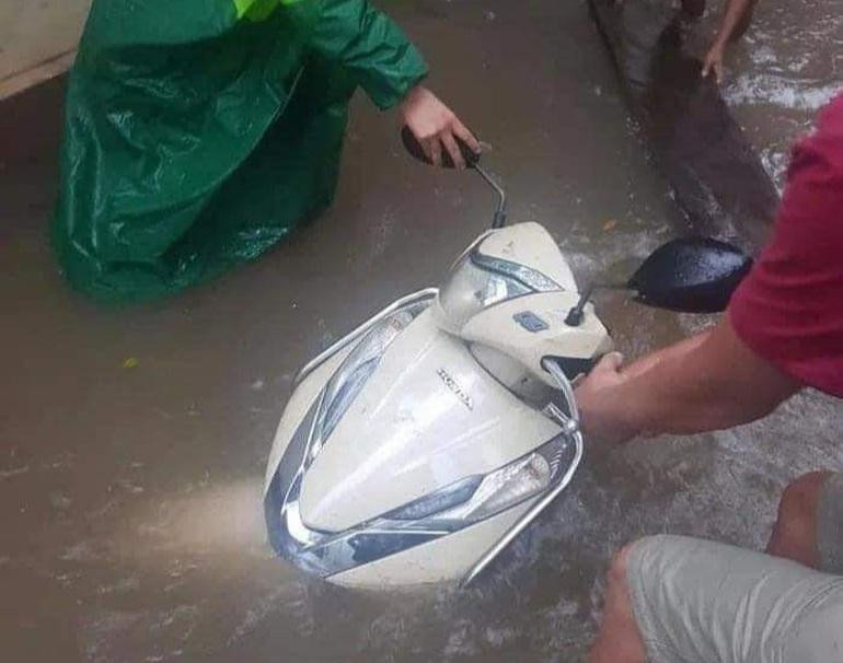 Không chỉ ô tô, xe máy cũng bị biển nước nhấn chìm (Ảnh: Facebook).