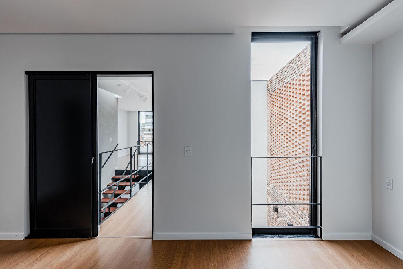 Nhà vệ sinh được đặt ở sảnh trước. Sảnh trước được kết nối với gara thông qua một khung thép cacbon, giúp tăng cường sự liên kết giữa các không gian.