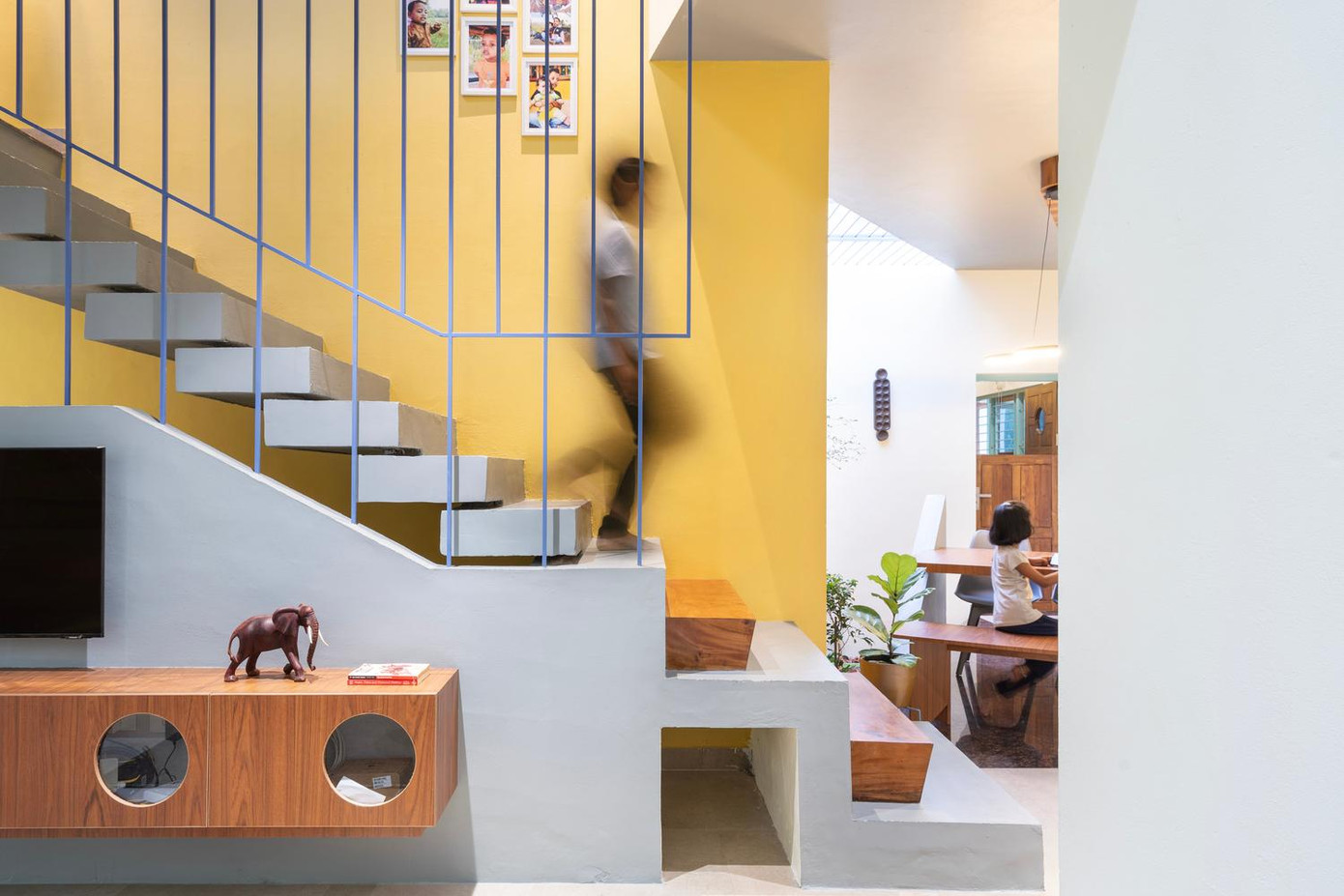 Từ phòng khách, sẽ có cầu thang bê tông dẫn lên các phòng ngủ ở tầng lửng.