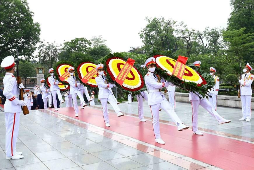 Sau khi vào Lăng viếng Chủ tịch Hồ Chí Minh, Đoàn đã tới đặt vòng hoa, dâng hương, tưởng niệm các Anh hùng liệt sĩ tại Đài tưởng niệm các Anh hùng liệt sĩ trên đường Bắc Sơn. Vòng hoa của Đoàn mang dòng chữ: "Đời đời nhớ ơn các Anh hùng, liệt sĩ". (Ảnh: An Đăng/TTXVN) Sau khi vào Lăng viếng Chủ tịch Hồ Chí Minh, Đoàn đã tới đặt vòng hoa, dâng hương, tưởng niệm các Anh hùng liệt sĩ tại Đài tưởng niệm các Anh hùng liệt sĩ trên đường Bắc Sơn. Vòng hoa của Đoàn mang dòng chữ: "Đời đời nhớ ơn các Anh hùng, liệt sĩ". (Ảnh: An Đăng/TTXVN)