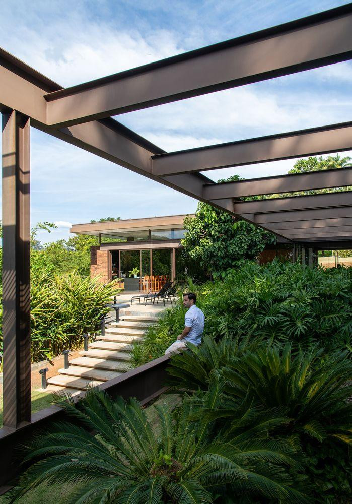 Phía ngoài hành lang kính, ngôi nhà được bao bọc bởi mái hiên với những ô trống lớn, vừa để bảo vệ hành lang kính, vừa để ánh sáng cũng như nước mưa có thể xuyên qua và rơi xuống vườn cây cạnh hành lang. Phía ngoài hành lang kính, ngôi nhà được bao bọc bởi mái hiên với những ô trống lớn, vừa để bảo vệ hành lang kính, vừa để ánh sáng cũng như nước mưa có thể xuyên qua và rơi xuống vườn cây cạnh hành lang.