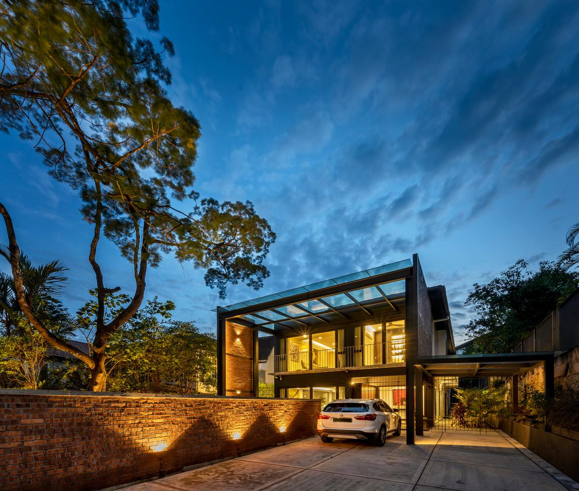 Sân trước được khoanh vùng để làm chỗ đỗ ô tô và tạo ra bãi cỏ, hai khu vực này được ngăn cách bằng bức tường gạch đỏ.