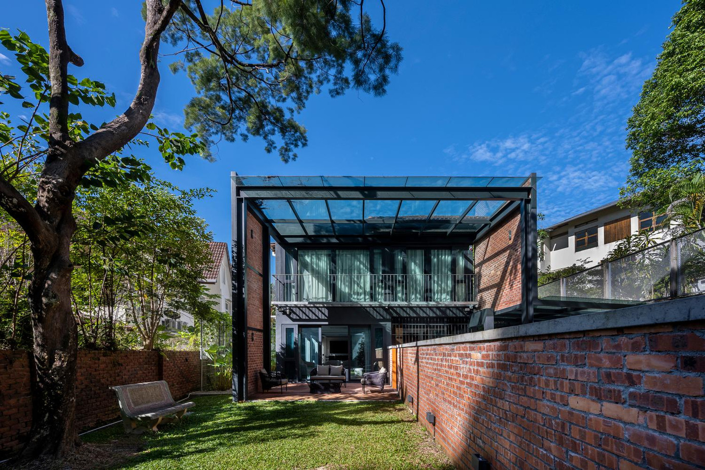 Ngôi nhà này vốn dĩ là căn nhà gỗ cũ được xây dựng từ những năm 1970, ở một khu dân cư thuộc khu vực ngoại ô, xung quanh rợp bóng cây xanh do một cặp vợ chồng trẻ làm chủ.