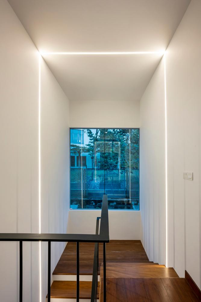 Tầng trên của ngôi nhà được thiết kế lại để chứa phòng ngủ chính mới, không gian học tập, giải trí và phòng cho con của gia chủ trong tương lai.