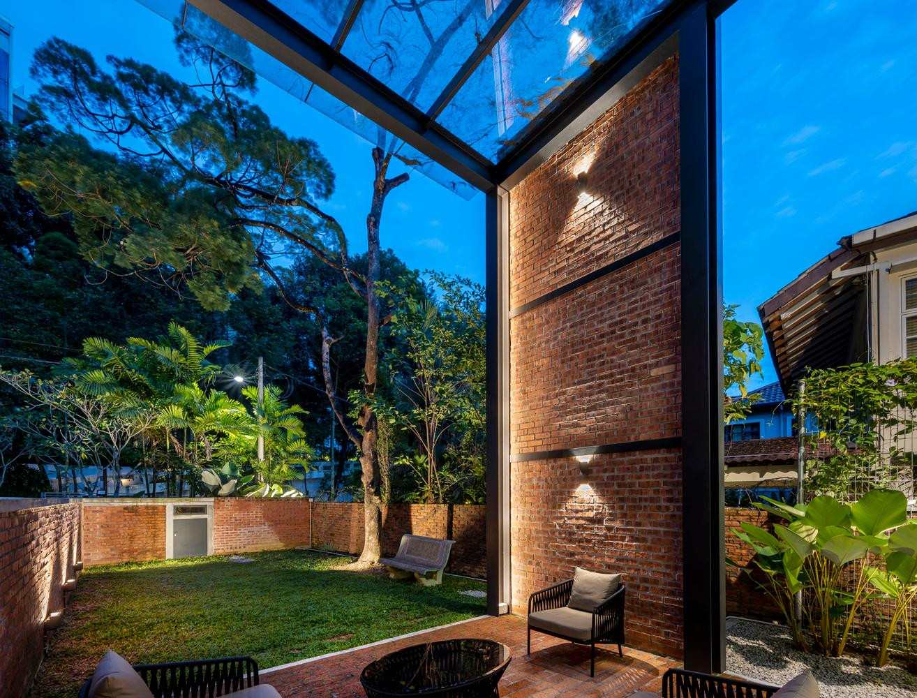 Để mở rộng tầm nhìn từ trong nhà ra bên ngoài, phần phía trước của ngôi nhà được mở rộng ra với các phần thép mới, gạch thô và kính.