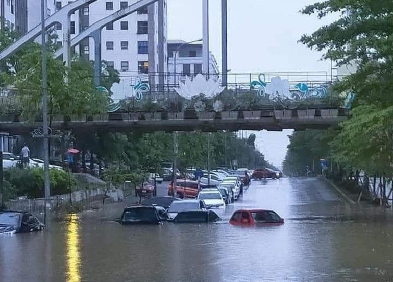 Số phận những chiếc xe sau trận mưa lớn (Ảnh: Facebook).