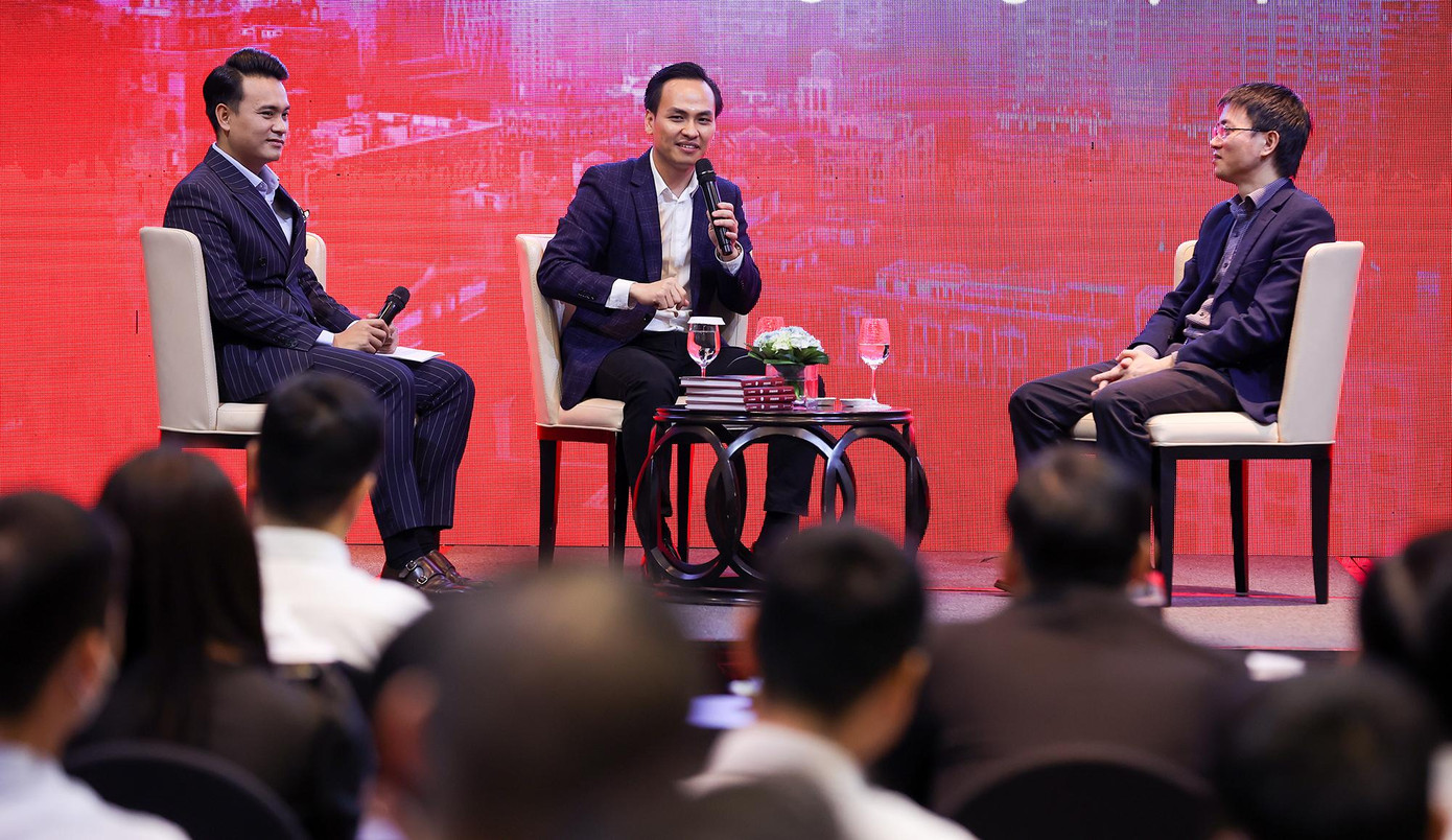 Tác giả Rich Nguyen tại buổi ra mắt sách.